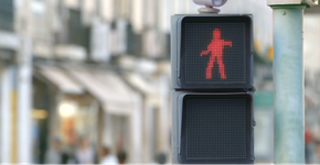 Campanha põe pedestres para dançar no semáforo vermelho