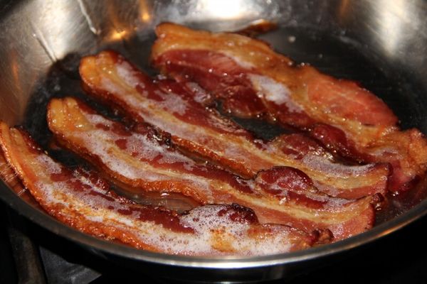 Antes de fritar, colocar o bacon em aguá fria evita que diminua de tamanho