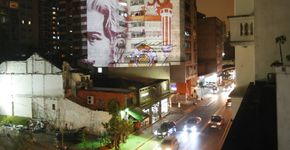 Projeções de vídeo tomam paredes de prédios da Rua Augusta