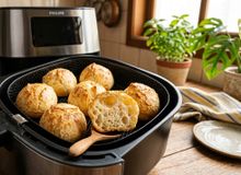 Featured side: O truque para fazer o pão de queijo mais fofinho na air fryer em casa