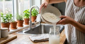 A água que sobra depois de lavar o arroz pode ganhar outro destino na rotina doméstica