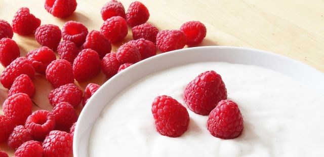 Iogurte grego caseiro: a receita rápida de 2 ingredientes