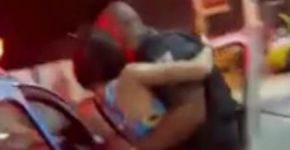 Vídeo com PMs ‘dando carona’ a cadeirante em viatura viraliza