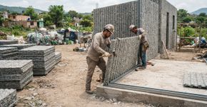 Empreendedor mexicano começou derretendo plástico descartado em painéis para paredes e telhados; em 3 anos, sua startup construiu 500 cômodos e fechou contratos para 300 casas