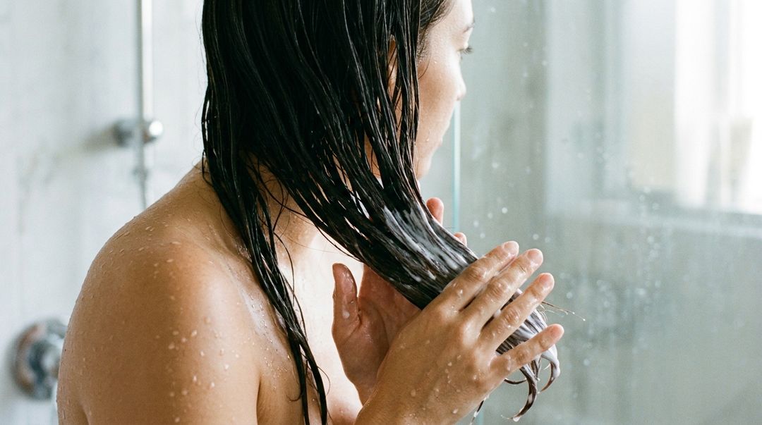 A espuma que escorre no enxágue é suficiente para limpar o restante do cabelo.