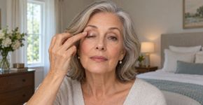 A partir dos 50, as sombras com brilho nos olhos fazem você parecer mais velho