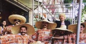 Fantasia de ‘Muro do Trump’ é a nova tendência deste Carnaval