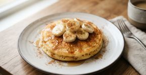 Com banana madura, aveia e canela: essa panqueca simples transforma ingredientes comuns em um café da manhã macio, nutritivo e pronto em poucos minutos
