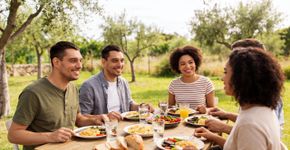 Epicuro e a verdade de que a felicidade mora num prato de comida simples com os amigos