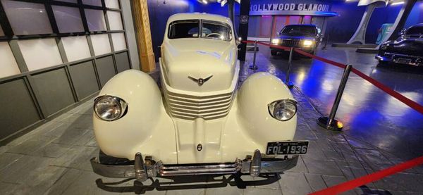 Movie Cars reúne acervo de mais de 50 carros, entre originbais e réplicas