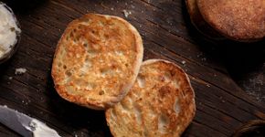 Foto: (Veja como é fácil seguir firme na dieta com esta receita de pão fit caseiro feito na frigideira. Além de fácil, fica pronta rapidinho.)