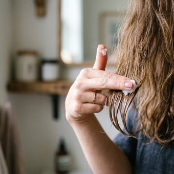 Featured mobile: Como retirar o óleo do cabelo sem deixá-lo com aparência de sujo usando o método UCPE