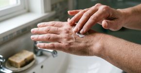 Especialistas explicam: mãos ásperas mesmo usando hidratante podem indicar um detalhe esquecido na rotina