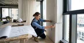 A que distância da janela são instalados os painéis de gesso e por que isso é importante?