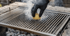 Passar uma batata cortada sobre a grelha: por que é recomendado antes de colocar qualquer carne no churrasco