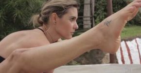 Fernanda Lima pratica yoga mais extrema do mundo em programa