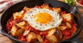 Os ovos fritos não são os mais gostosos, ficam muito melhores se forem feitos com pão duro, leite, alho e molho de pimentão