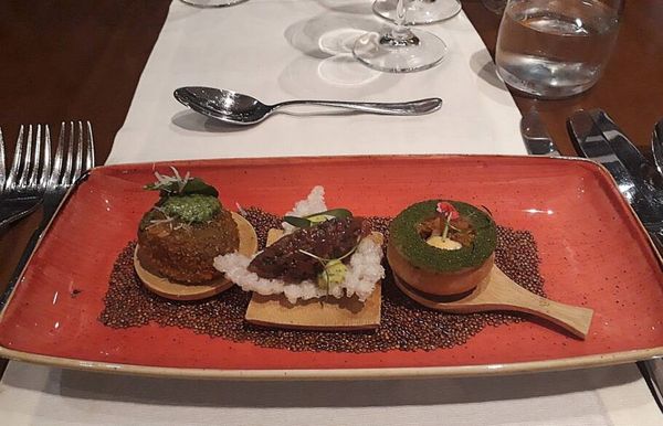 Tartar de carne de sol na tapioca; Macaxeira suflê, caranguejo e maionese picante e Croqueta de costela, salsa verde e queijo tulha
