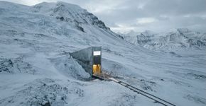 Svalbard tem 2,5 mil habitantes e cerca de 3 mil ursos-polares. Governos de todo o mundo acreditam que é o local perfeito para guardar as sementes do planeta