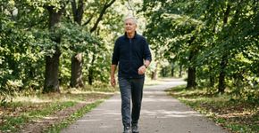Os treinadores pessoais concordam: “A partir dos 70 anos, caminhar entre 20 e 30 minutos cinco vezes por semana é suficiente para obter benefícios reais.”