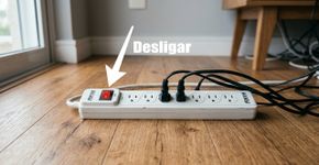 A televisão apagada pelo controle ainda pode continuar consumindo energia: na Austrália, a orientação é desligar aparelhos na tomada quando não estão sendo usados por longos períodos