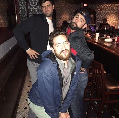 Os homens aparentam estar imitando algumas poses de mulheres nas fotografias (Imagem: Reprodução/BoredPanda)