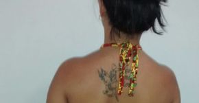 Mãe que gravou vídeo tentando sufocar filha é presa