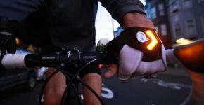 Para ajudar na sinalização, luva para ciclistas funciona como seta