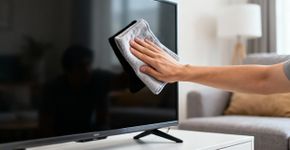 O que realmente acontece quando você limpa a TV do jeito errado