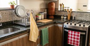Profissionais de limpeza concordam: possuir apenas um pano de prato na cozinha não é suficiente; o ideal é usar três
