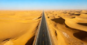 A estrada reta mais longa do planeta Terra: 240 quilômetros sem uma única curva no meio do deserto