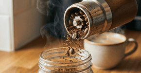 Baristas alertam: o vacilo comum que você comete entre o café em grão ou o moído do mercado pode tirar toda a doçura da bebida