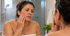 Dermatologistas concordam: lavar o rosto com água muito quente pode aumentar o ressecamento da pele madura