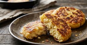 Arepas caseiras com apenas 3 ingredientes: farinha de milho pré-cozida, água e sal formam os discos dourados típicos de Venezuela e Colômbia