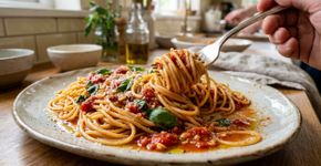 Colocar óleo na água do macarrão parece ajudar a impedir que a massa grude, mas a técnica italiana recomendada pela Barilla é pular o óleo e mexer a massa durante o cozimento
