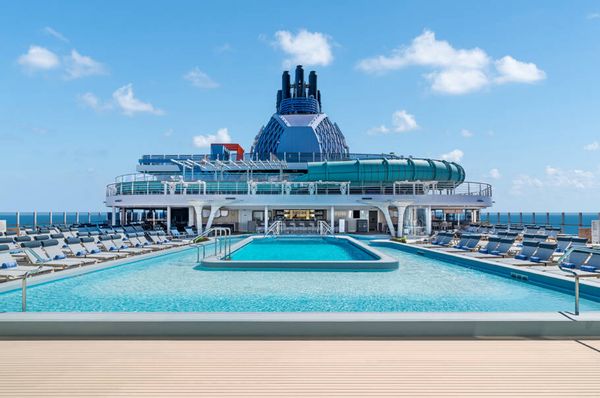 Piscina principal do navio Norwegian Luna