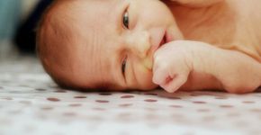 Cinco razões para adiar o primeiro banho do bebê