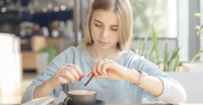 Entenda como o excesso de açúcar e cafeína pode afetar os estudantes