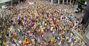 Cordão do Boi Tolo faz o Samba da Liberdade na Praça XV