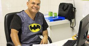 Para levar alegria às consultas, médico atende vestido de Batman
