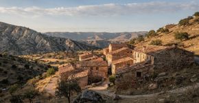 A vila de 130 habitantes está procurando novos moradores: oferece aluguel gratuito, emprego e uma nova vida tranquila nas montanhas europeias escondidas