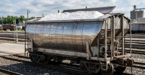 A Índia colocou em operação seu primeiro trem de sal com contêineres de aço inoxidável: a tecnologia permite carregar por cima, descarregar pela lateral e reduzir os problemas de corrosão no transporte ferroviário