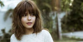 Julia Dalavia, de ‘Os Dias Eram Assim’, adota cabelo ‘joãozinho’