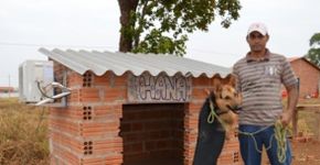 Dono instala ar-condicionado na casinha de sua cachorra