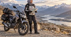 Ex-professora de 58 anos aprende a pilotar depois dos 40 e percorre mais de 120 países e sete continentes numa motocicleta de baixa cilindrada