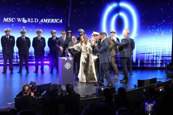 A atriz Drew Barrimore corta a fita de inauguração do World America