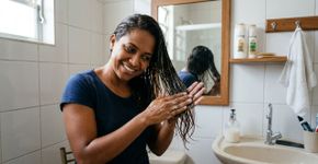 Como fazer uma hidratação caseira que devolve o brilho ao cabelo opaco na primeira aplicação