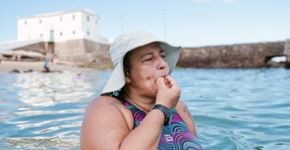 ‘Peixinho’ ensina natação na Bahia a quem não pode pagar