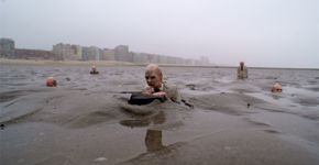 Artista espalha pequenas esculturas para denunciar aquecimento global