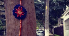 Grupo espalha flores de crochê para celebrar primavera em São Paulo